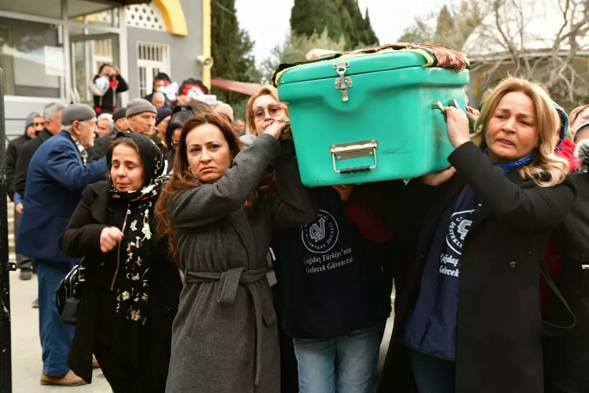 Boşanma aşamasındaki eşinin öldürdüğü Kadriye\'nin tabutunu kadınlar taşıdı