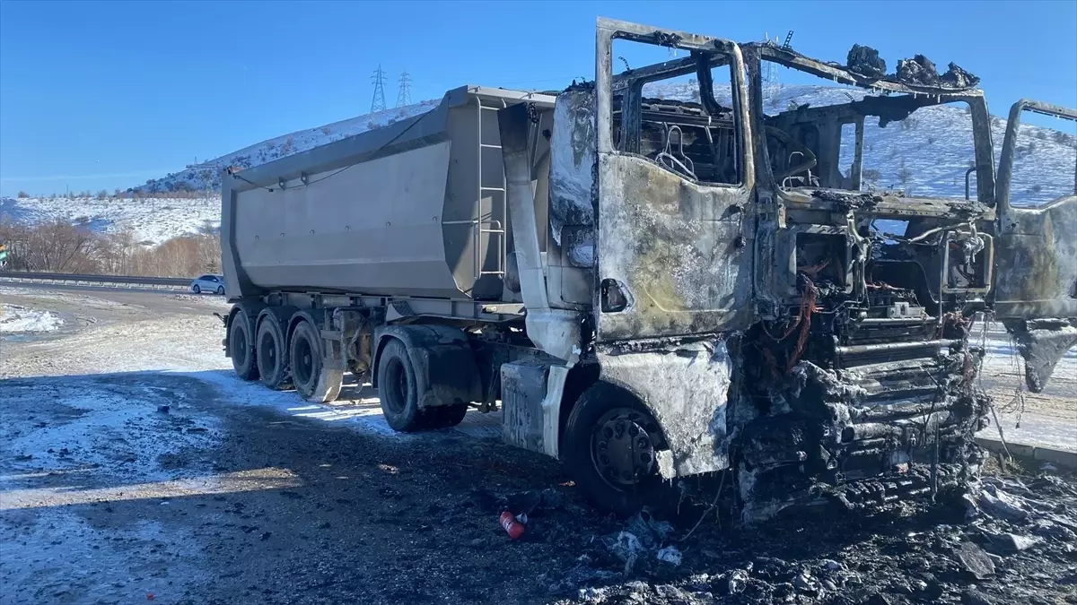 Tır Yangında Kullanılamaz Hale Geldi