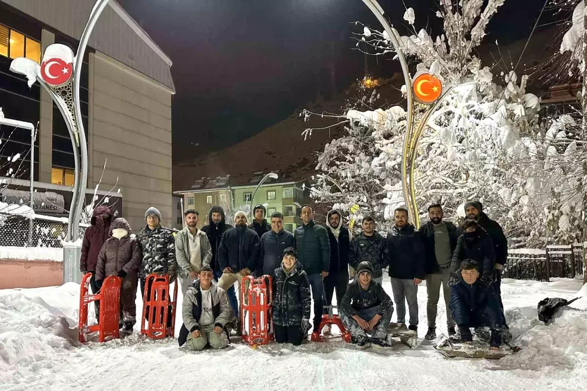 Çatak\'ta Kış Keyfi: Öğrenciler Kızakla Kaydı