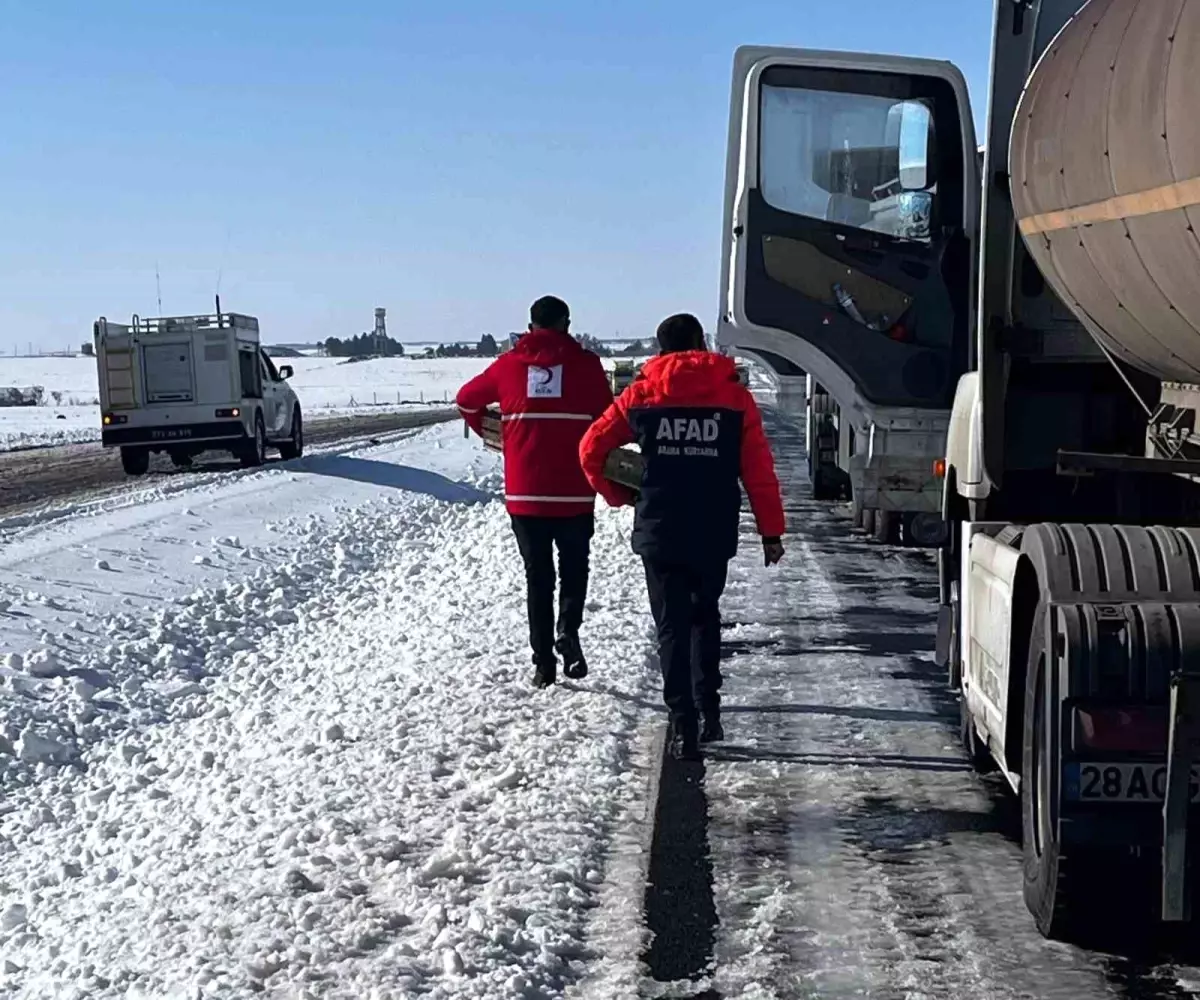 Cizre\'de Tır Şoförlerine Kızılay\'dan Yardım