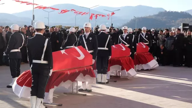 Şehit polisler için düzenlenen törende gözyaşları sel oldu! Geride 7 evlat kaldı