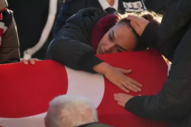 Şehit polisler için düzenlenen törende gözyaşları sel oldu! Geride 7 evlat kaldı