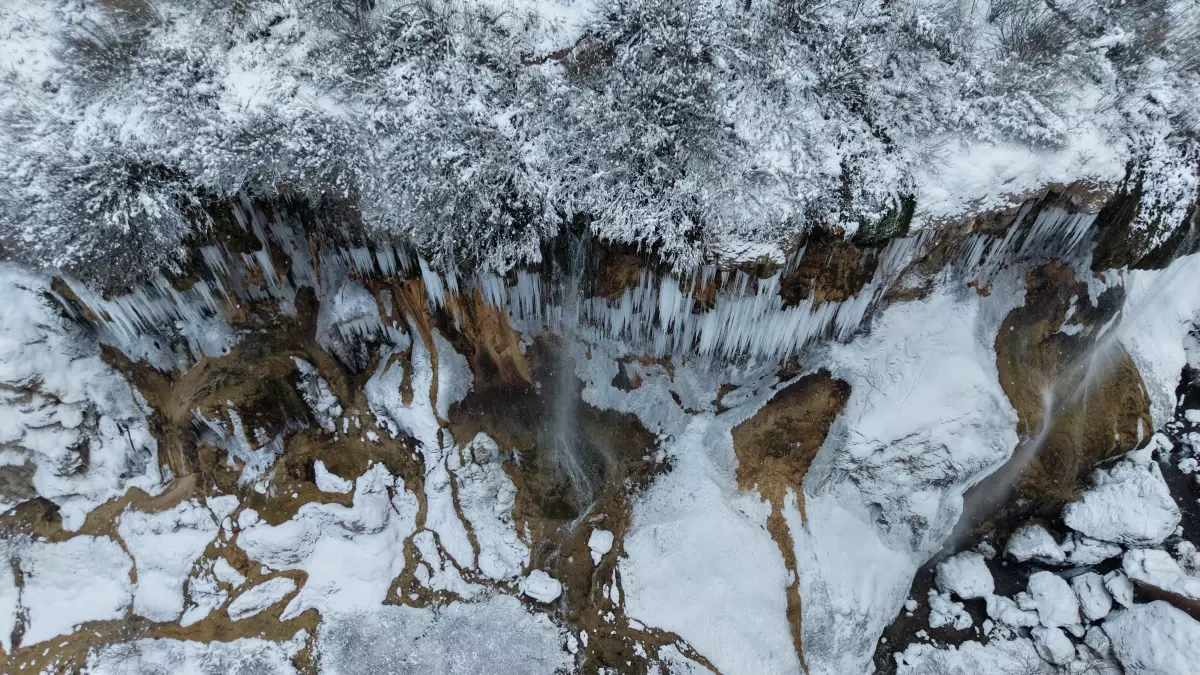 Dipsizgöl Şelalesi Kışın Buzla Kaplandı