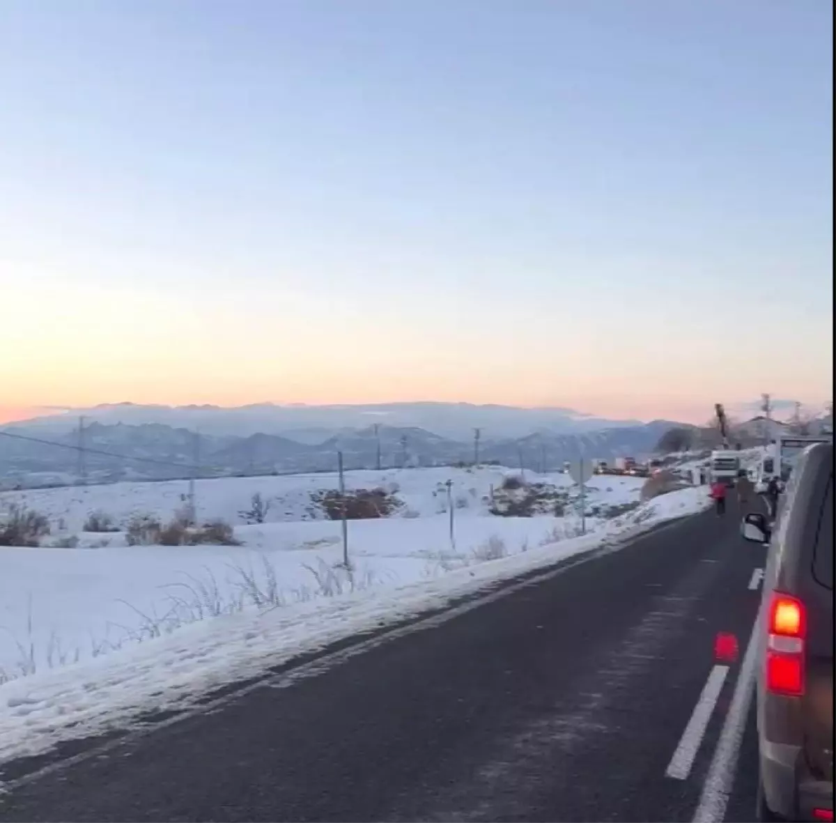 Buzlanma Nedeniyle Tır Devrildi