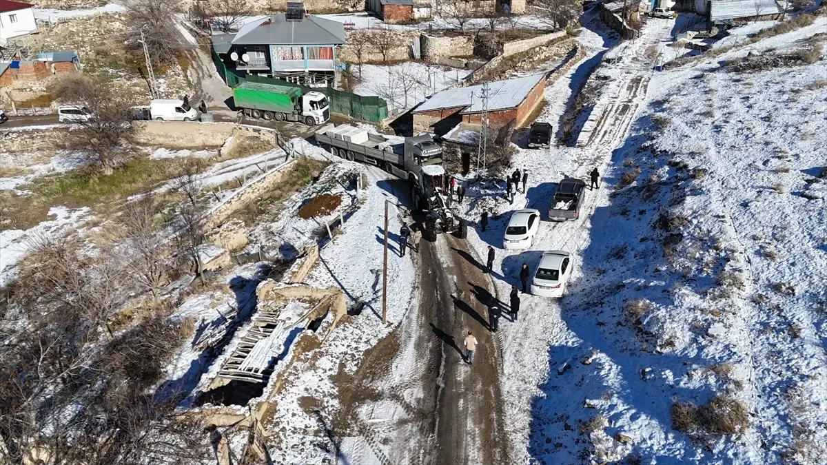 Elazığ\'da Mahsur Kalan Tır Kurtarıldı