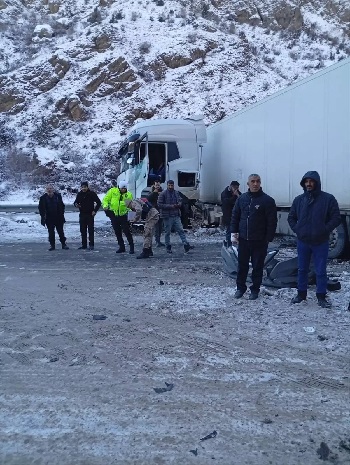 Şenkaya\'da TIR ve SUV Çarpıştı: 6 Yaralı