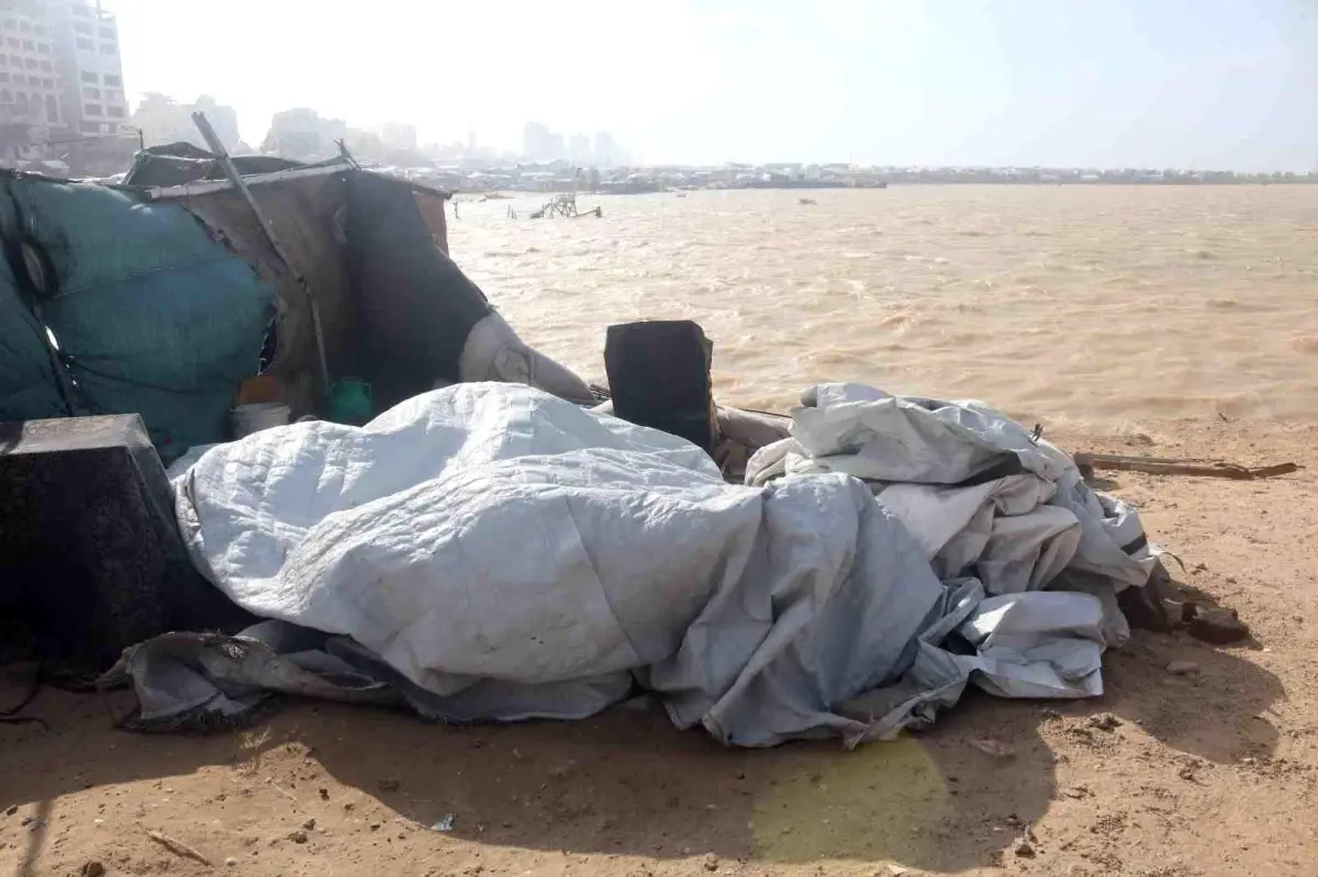 Gazze\'de Fırtına Filistinlilerin Çadırlarını Yıktı