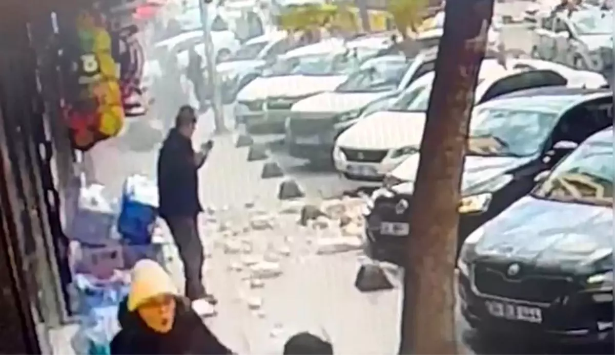 Güngören\'de 5 katlı binada balkon çöktü, yayalar son anda kurtuldu