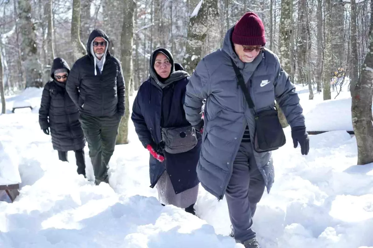 Hem teleferiğe bindiler hem de bembeyaz örtü üstünde kar topu savaşı yaptılar