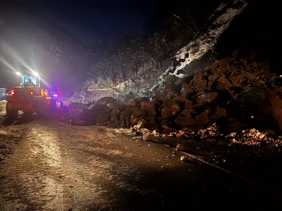 Artvin-Hopa Yolu Heyelan Nedeniyle Açıldı