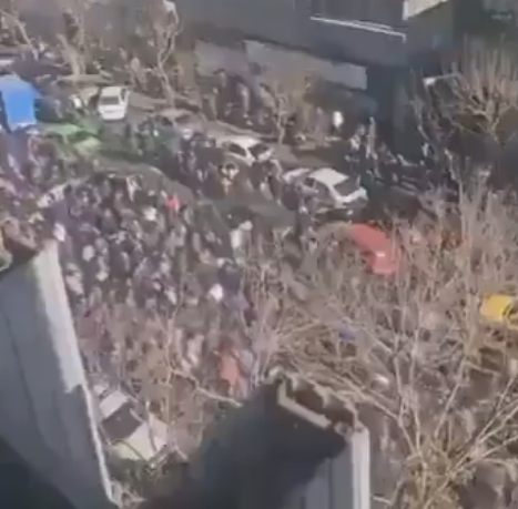 İran'ı ayağa kaldıran dolar krizi! Pezeşkiyan'dan 'Gelin konuşalım' &ccedil;ağrısı