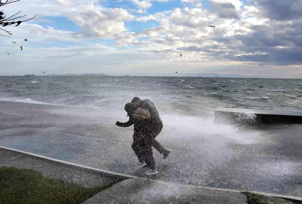 İstanbul\'da Fırtına ve Dev Dalgalar