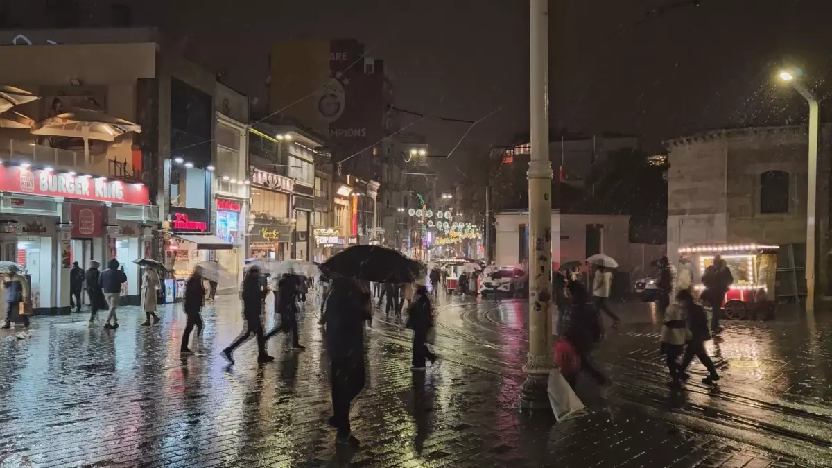 İstanbul\'da Kar Yağışı Başladı