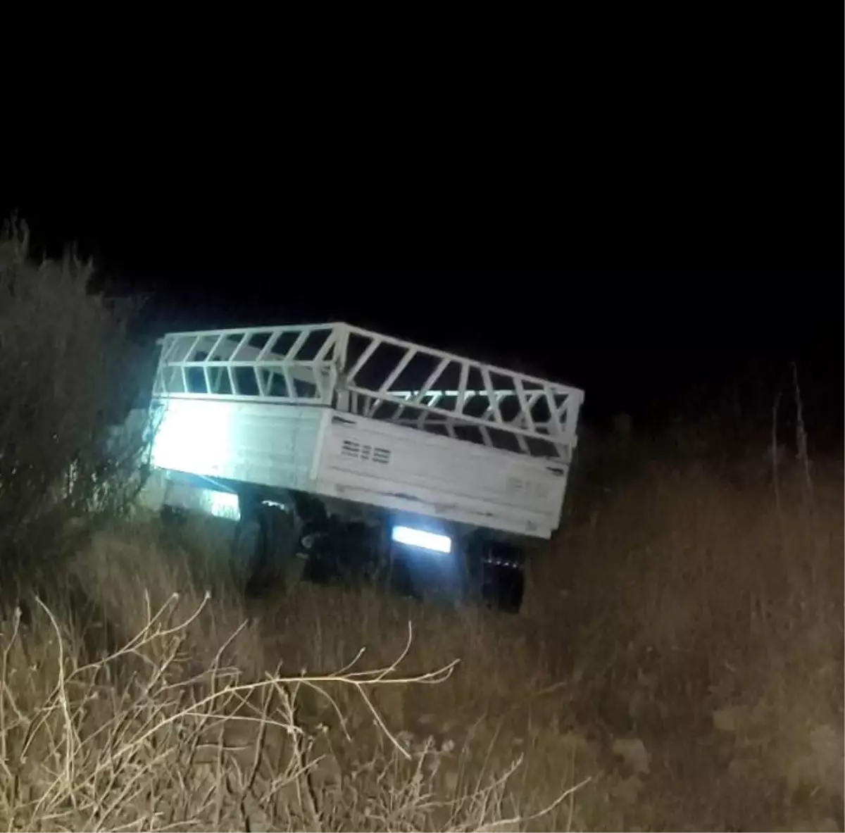 Adıyaman\'da Kamyonet Şarampole Yuvarlandı