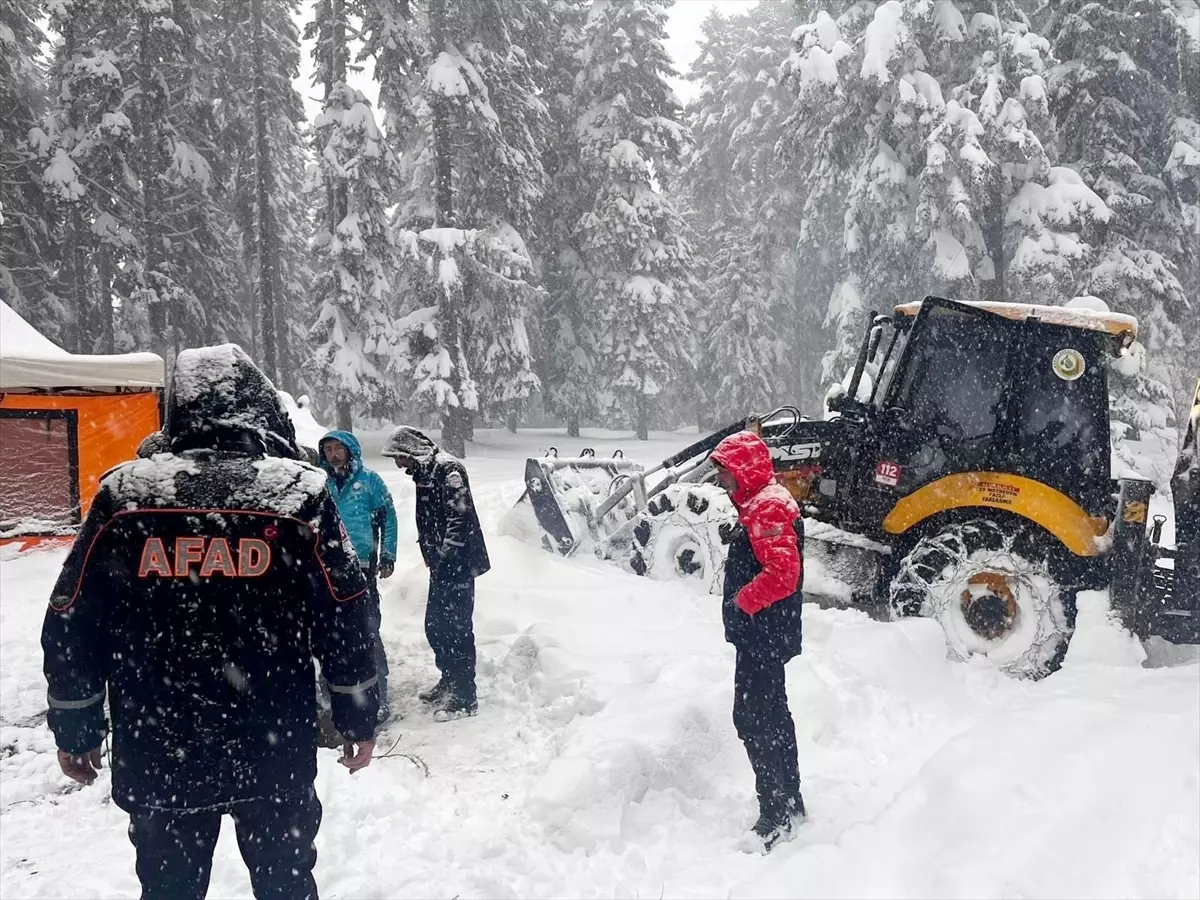 Kar yağışında mahsur kalan 7 kişi kurtarıldı