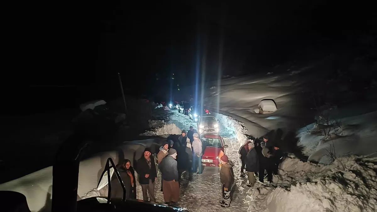 Bayram Özmen\'in Cenazesi Karla Mücadele Sonrası Toprağa Verildi