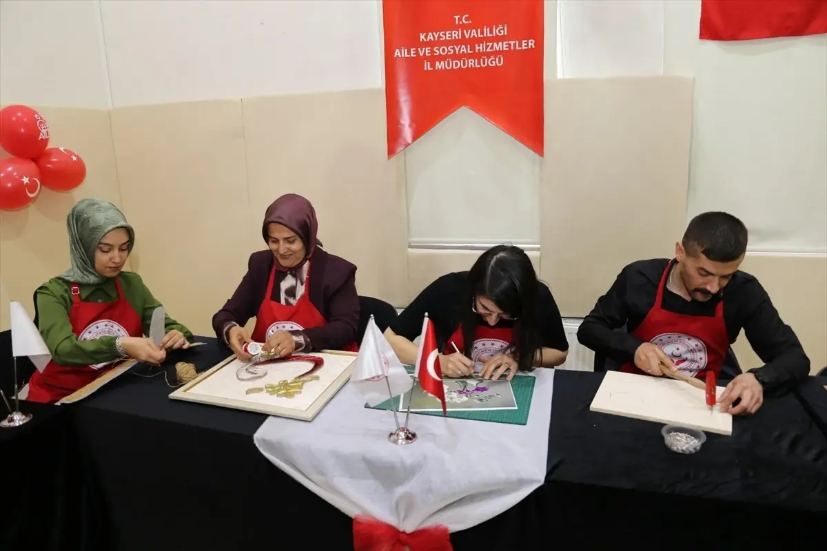 Kayseri\'de şehit yakınları ve gaziler çeşitli sanat branşlarında eğitim alıyor