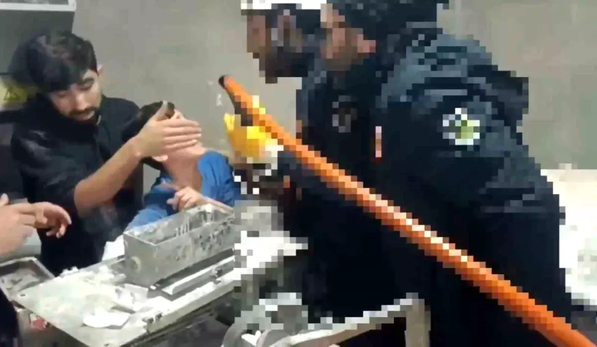 Şanlıurfa'da Çocuk Hamur Makinesine Sıkıştı