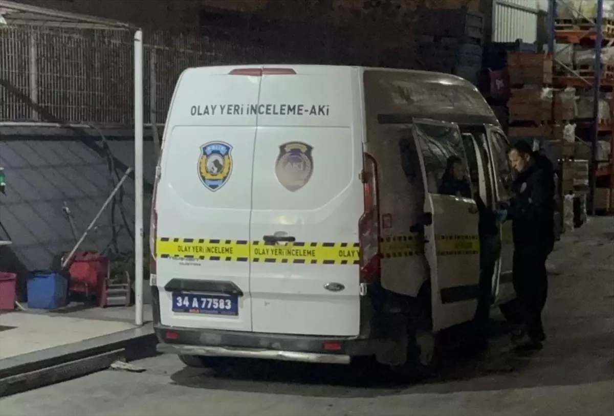 Küçükçekmece\'de Yangın: 2 Yaralı