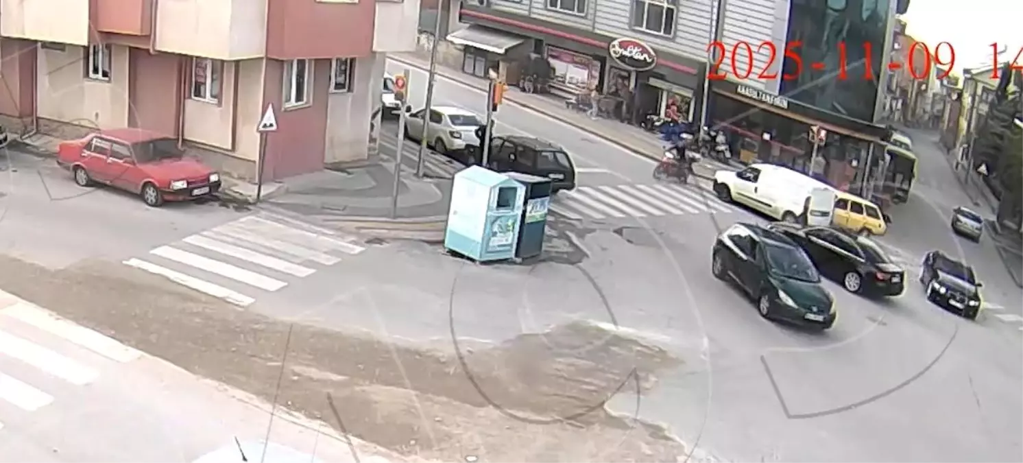 Kütahya\'da Motosikletli Kurye Yaralandı