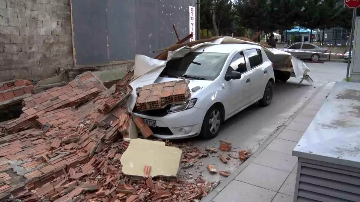 Fırtına inşaat duvarını devirdi!