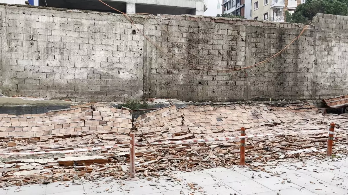 Maltepe\'de Duvar Otomobilin Üzerine Yıkıldı