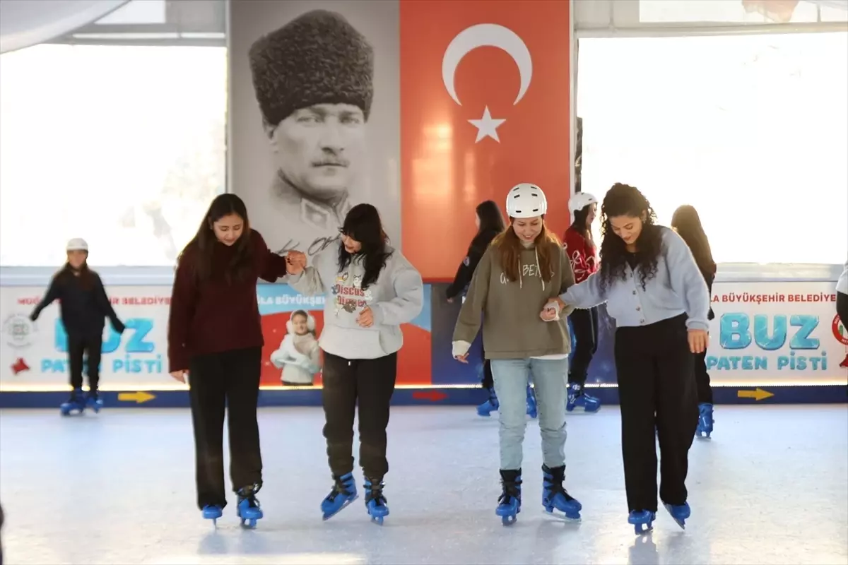 Muğla\'da Ücretsiz Buz Paten Pisti Açıldı