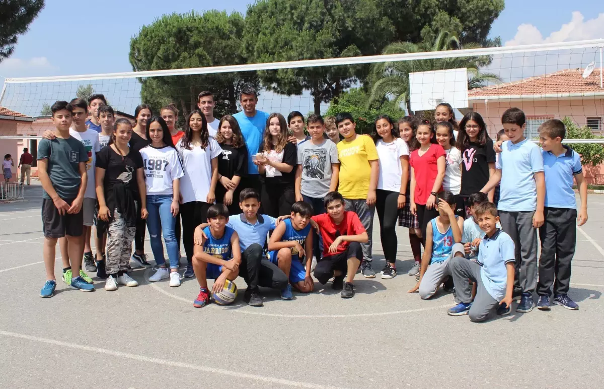 Öğrencilerine olan sevgisiyle bilinen Mücahit öğretmen, şarkılarla anılıyor