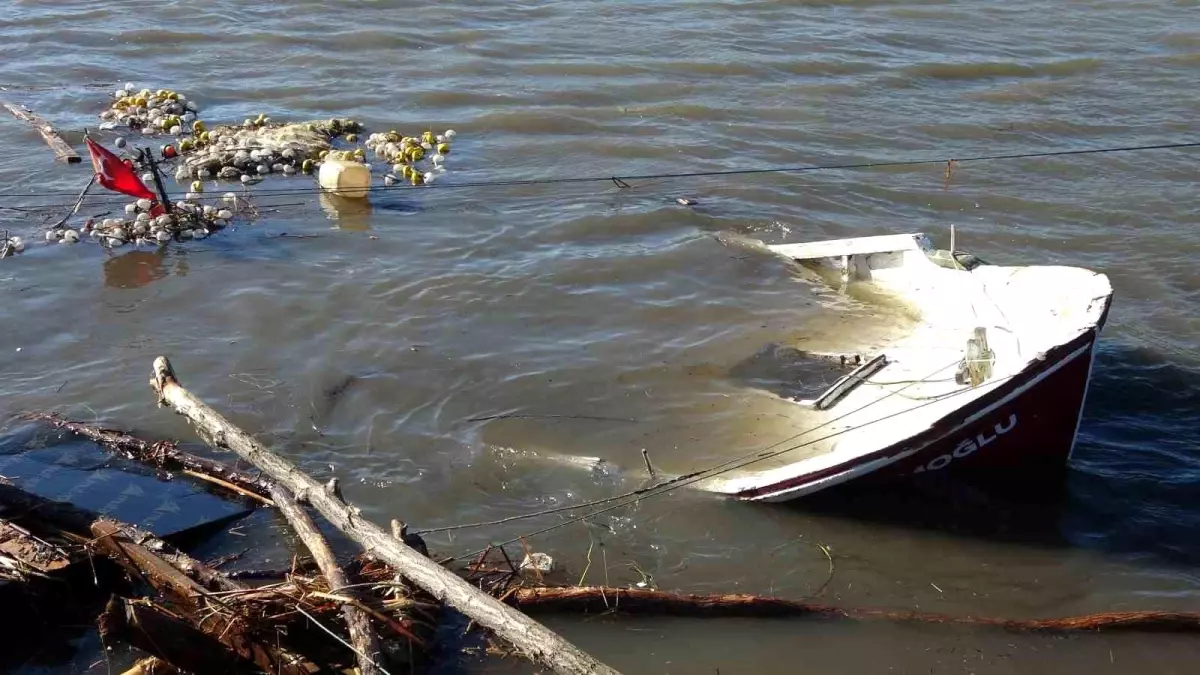 Ordu\'da denizdeki fırtına hayatı felç etti: Dalgalar evlere zarar verdi, balıkçı teknesi parçalandı
