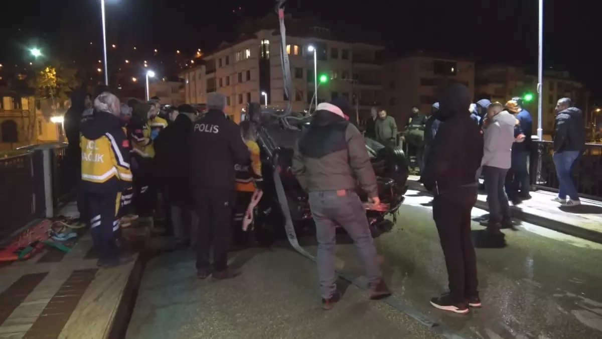 Amasya\'da Köprüden Nehire Uçan Araçta Bir Ölü