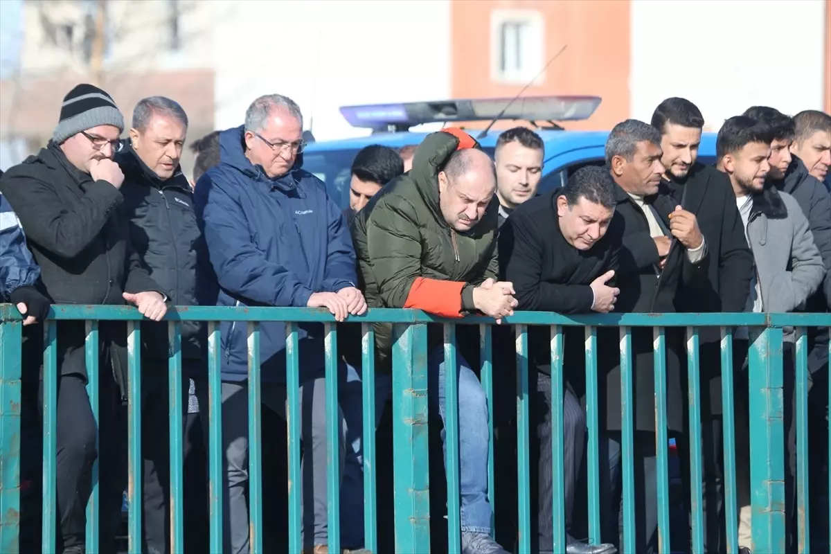 Harran\'da Otomobil Sulama Kanalına Düştü