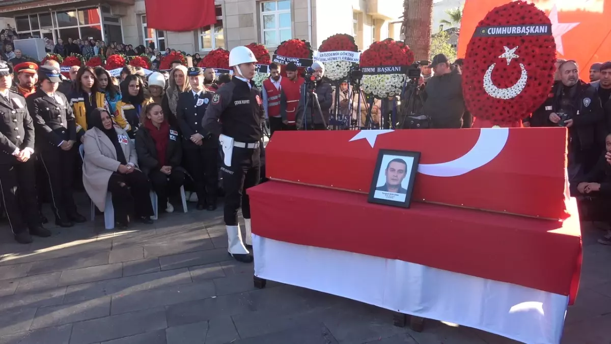 Yalova\'da şehit düşen polis memuru Akçakoca\'da toprağa verildi