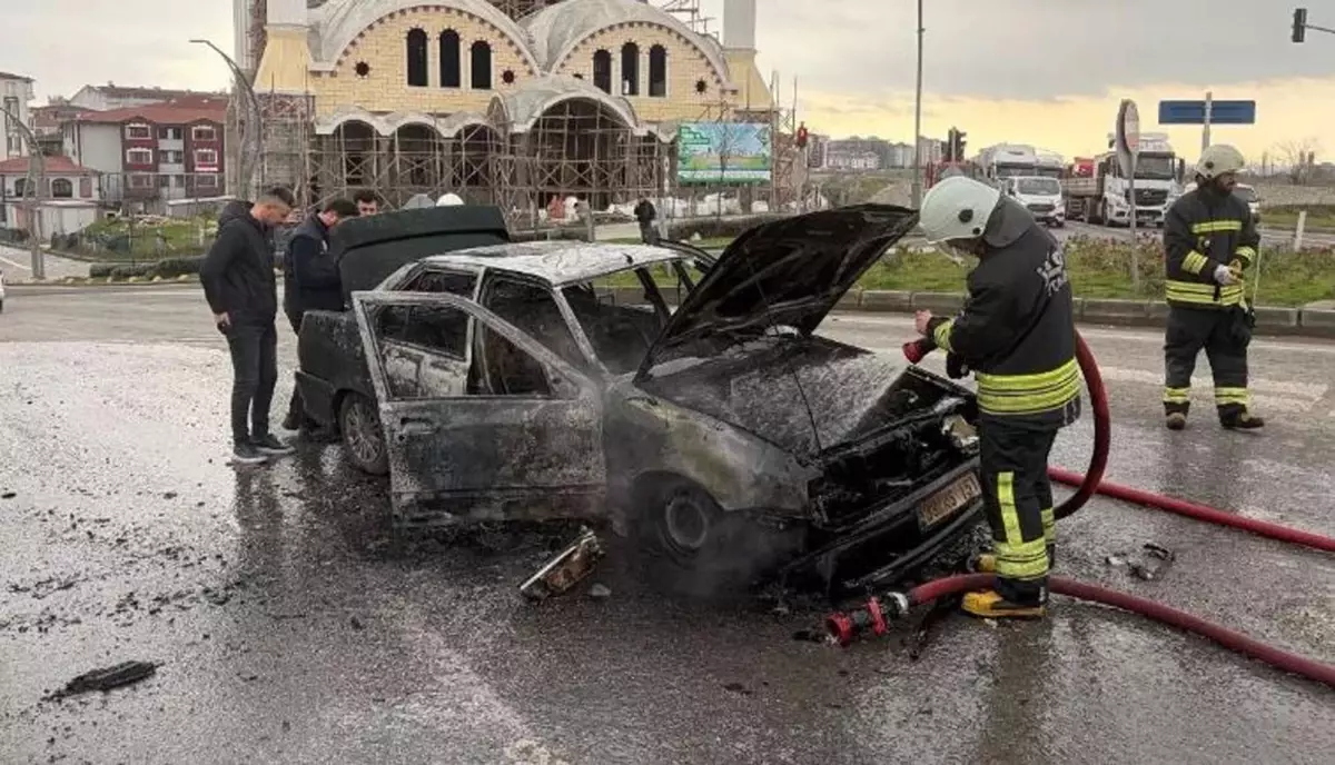 Kapaklı\'da Seyir Halindeki Araç Yandı