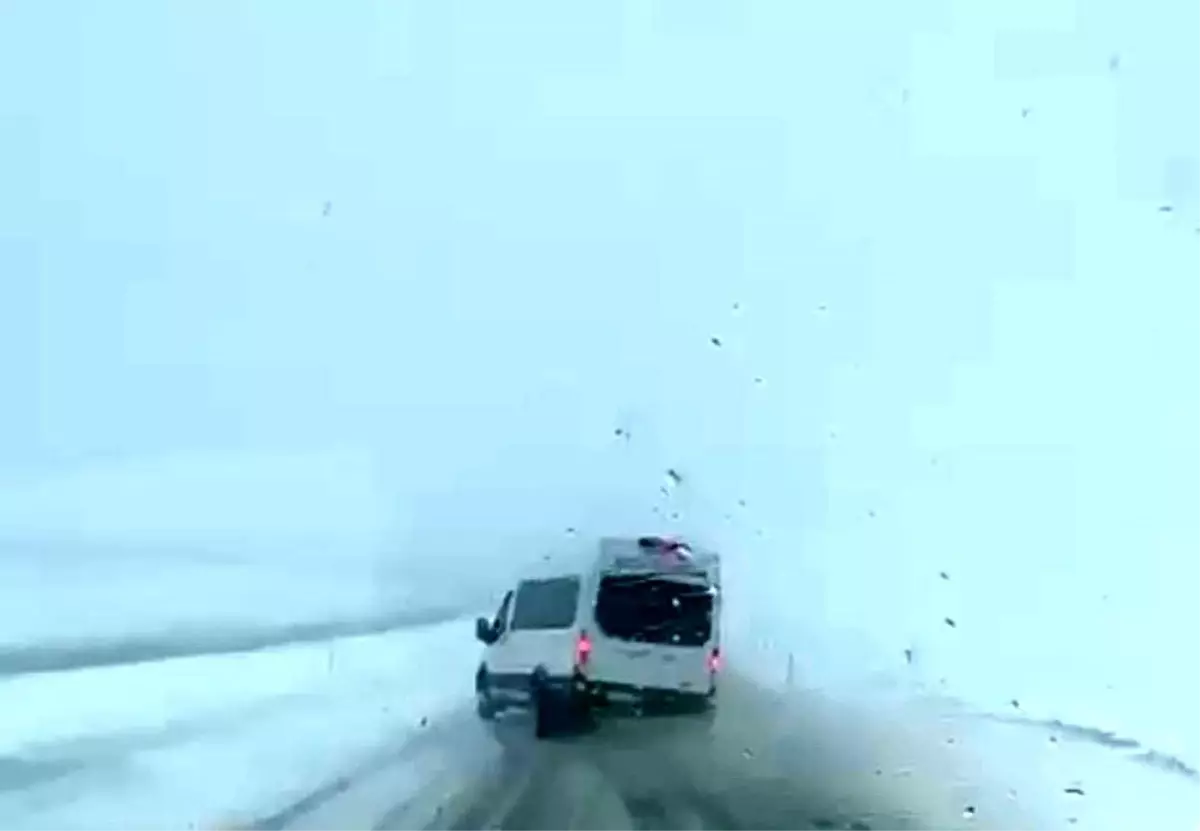 Kurtalan\'da Minibüsün Kaza Anı Kamerada