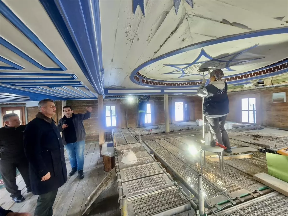 Tarihi Nüzhetiye Cami Restore Ediliyor