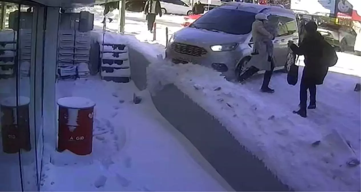 Tatvan\'da Kontrolden Çıkan Araç Facianın Eşiğinden Döndü