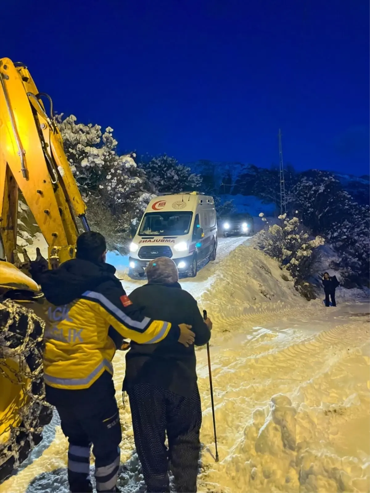 Karla Kaplı Yolda İki Hasta Hastaneye Ulaşıldı