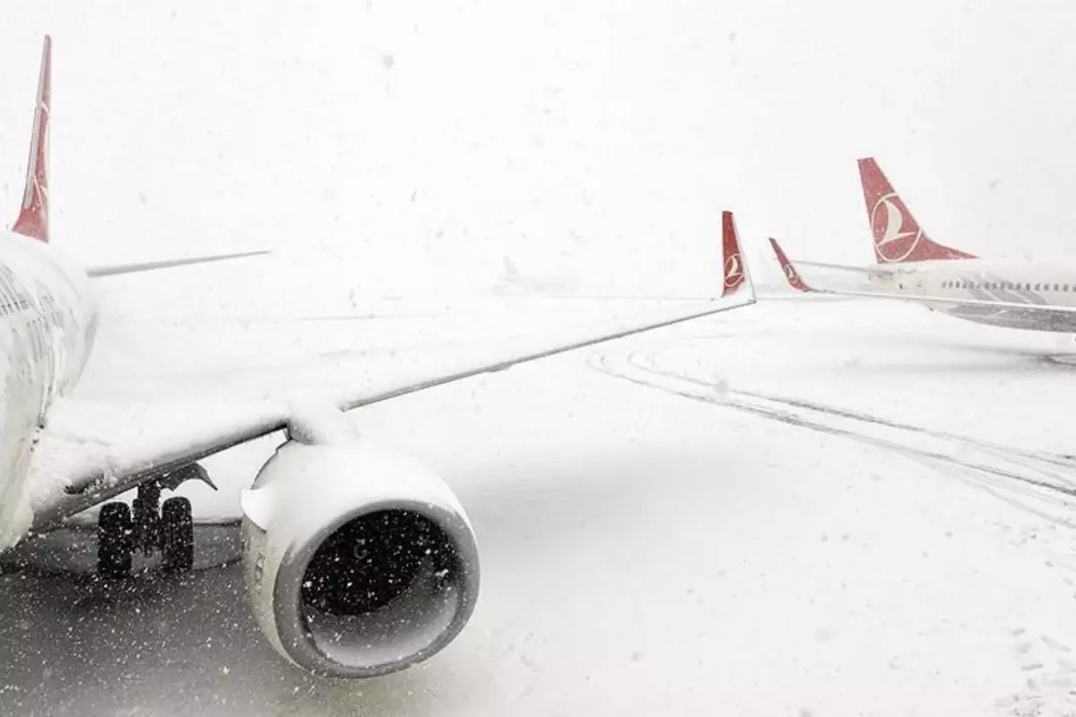 Uçak seferlerine kar yağışı engeli