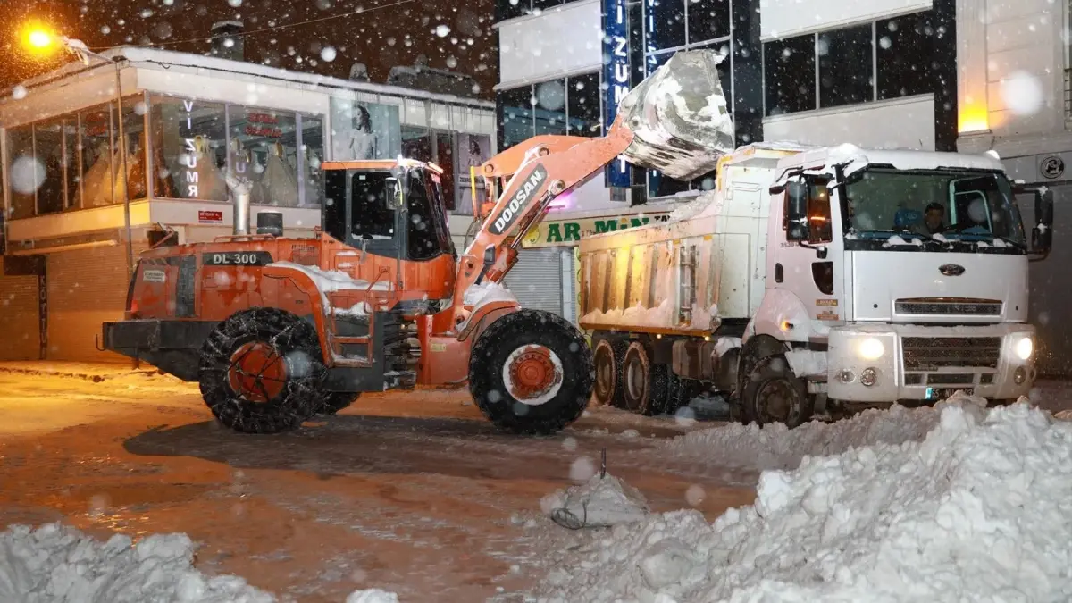 Van\'da Kar Yağışı Yolları Kapadı