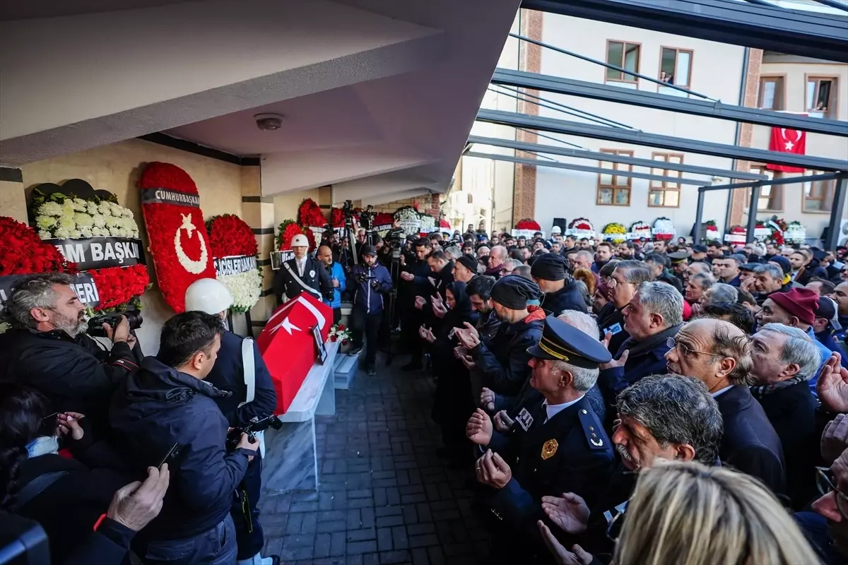 Yalova\'da DEAŞ\'a yönelik operasyonda şehit olan Pehlivan son yolculuğuna uğurlandı