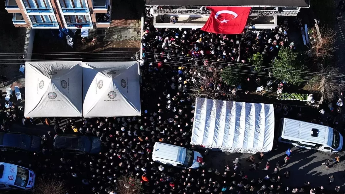 Yalova\'daki DEAŞ operasyonunda şehit olan polis memuru Turgut Külünk\'ün cenazesi, memleketi Düzce\'de defnedildi