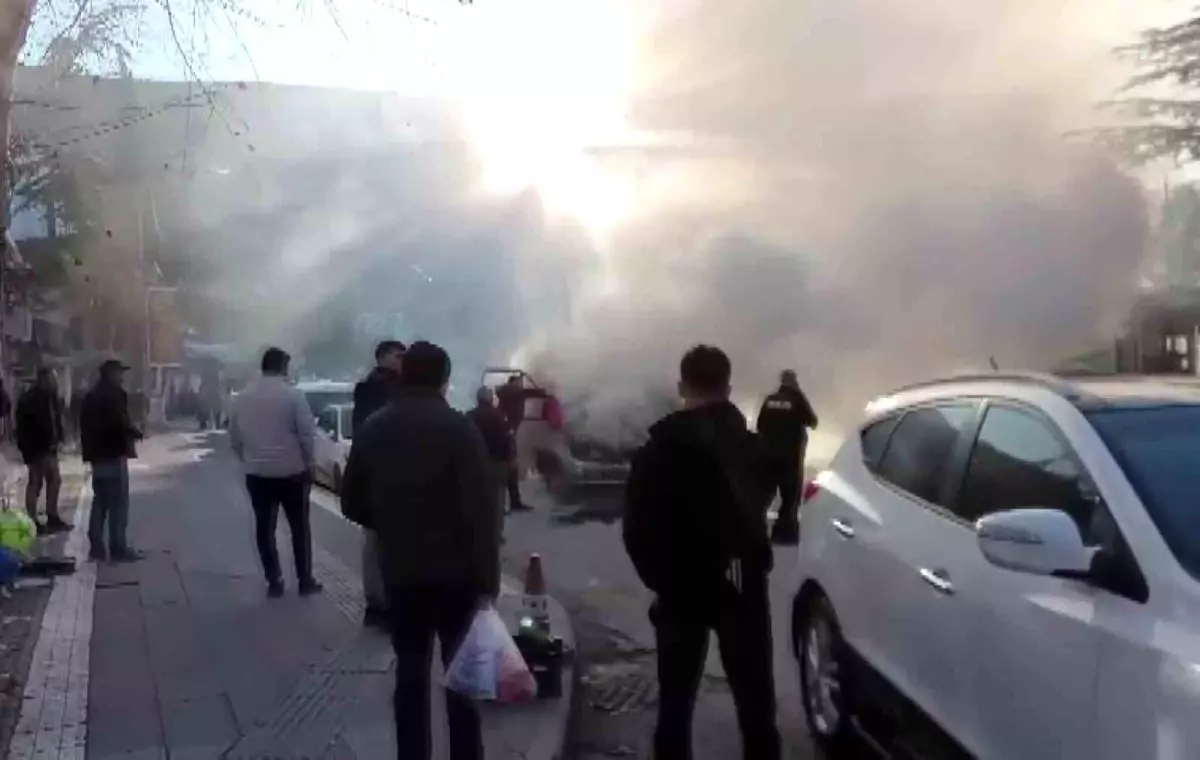 Amasya\'da Kamyonet Yangınına Vatandaş Müdahale Etti