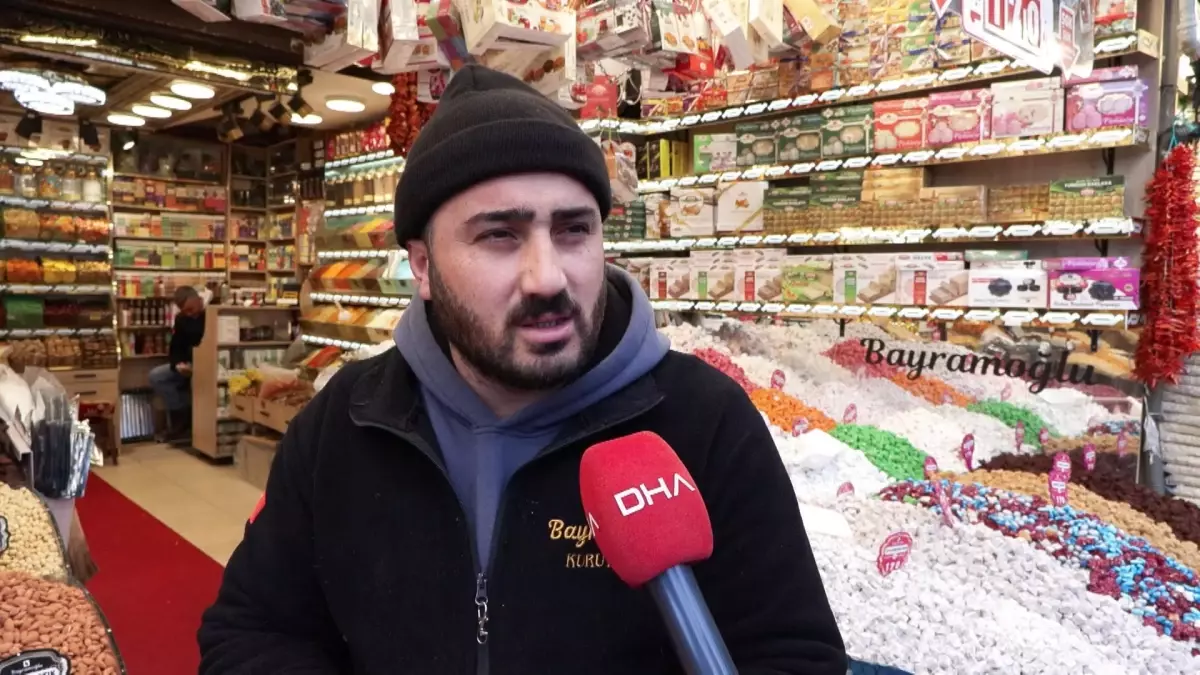 Eminönü\'nde Yılbaşı Alışverişi Yoğun