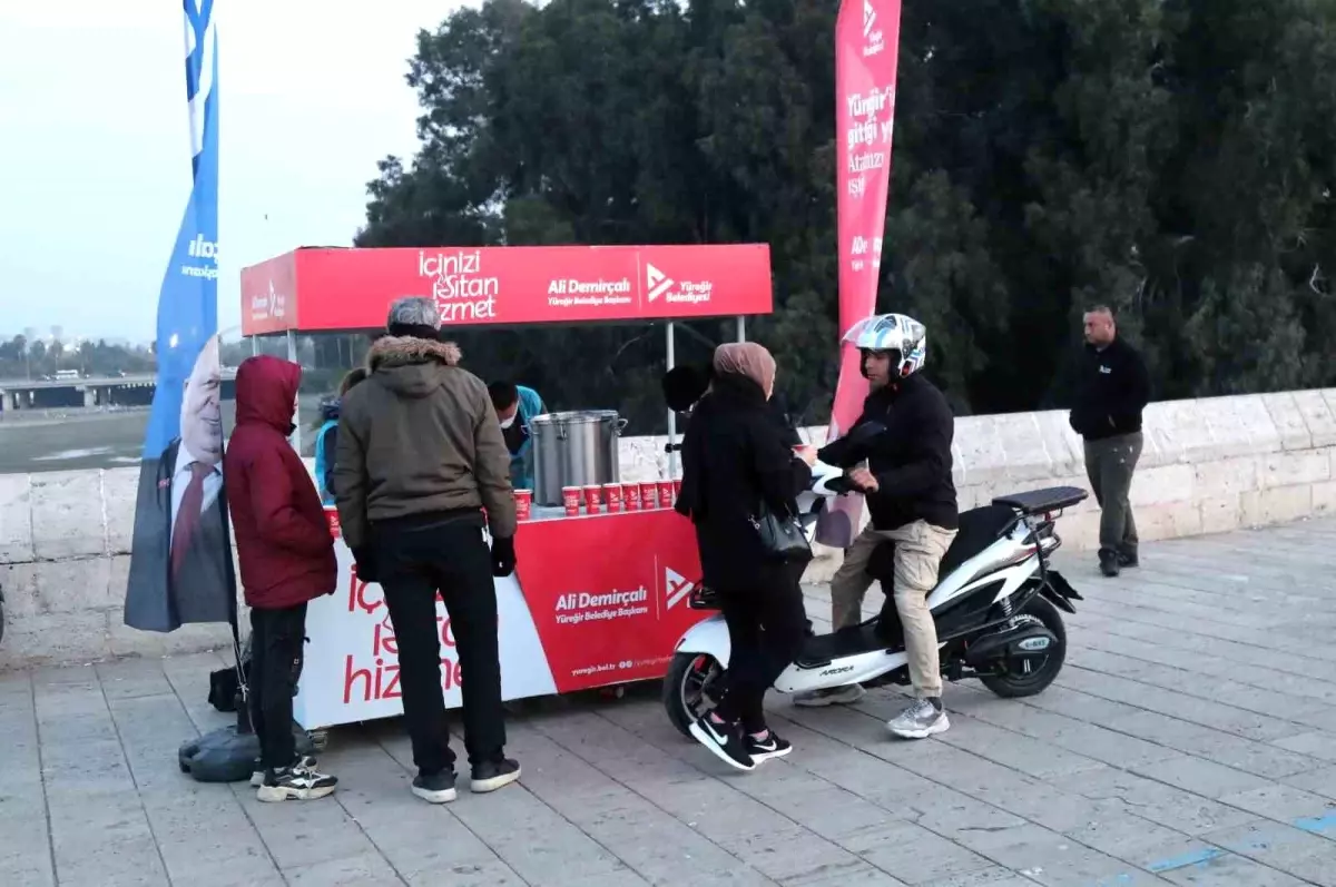 Yüreğir Belediyesi\'nden vatandaşa sıcak çorba ikramı