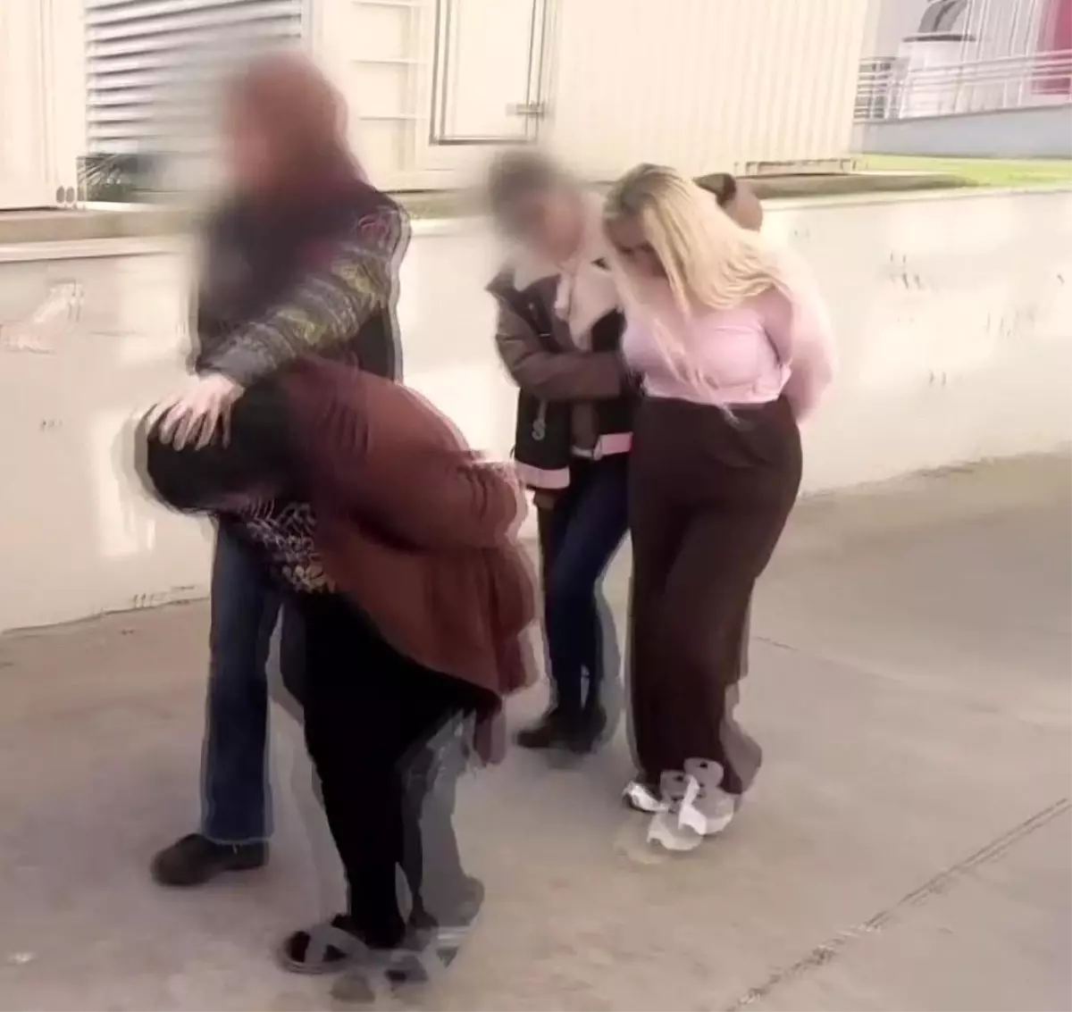 Adana\'da Uyuşturucu ve Silah Operasyonu