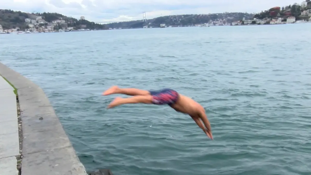 Akıntıburnu Yüzücüleri Yeni Yılı Denizde Karşıladı