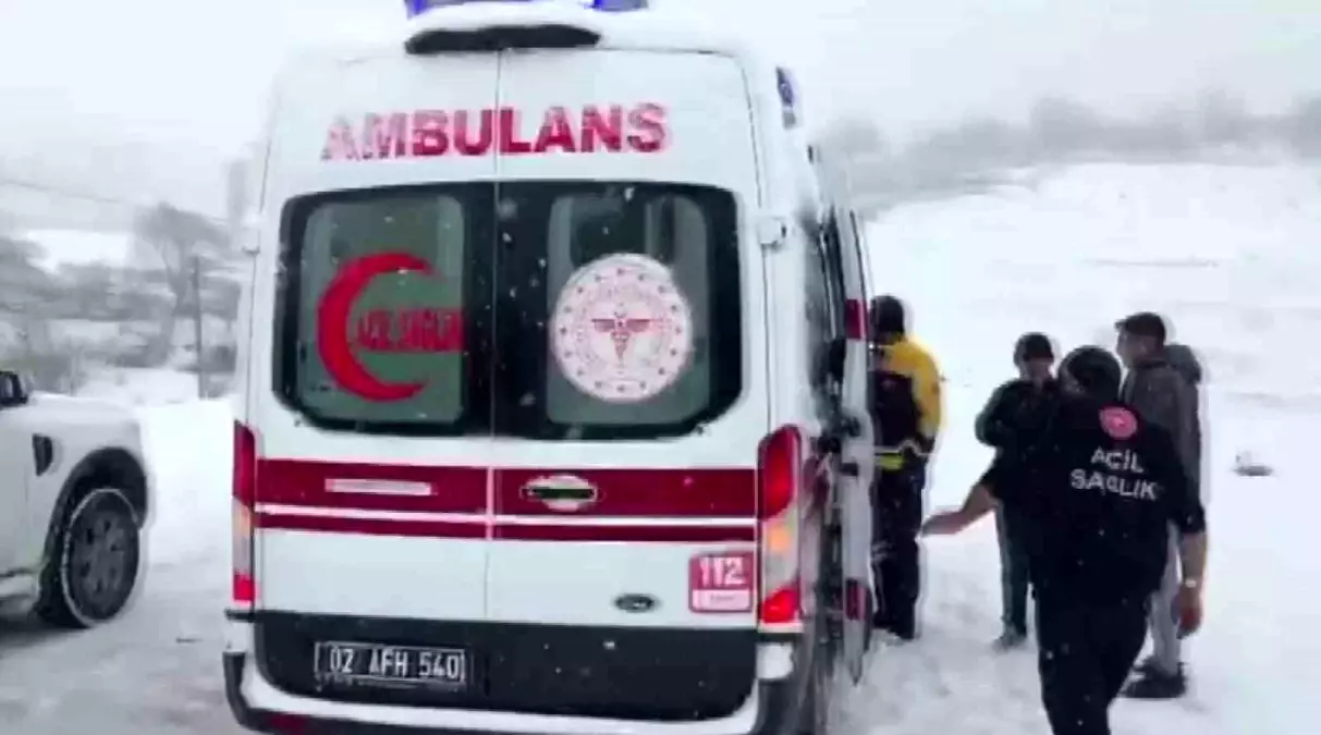 Ambulansla karda mahsur kalan hastayı belediye ekipleri kurtardı