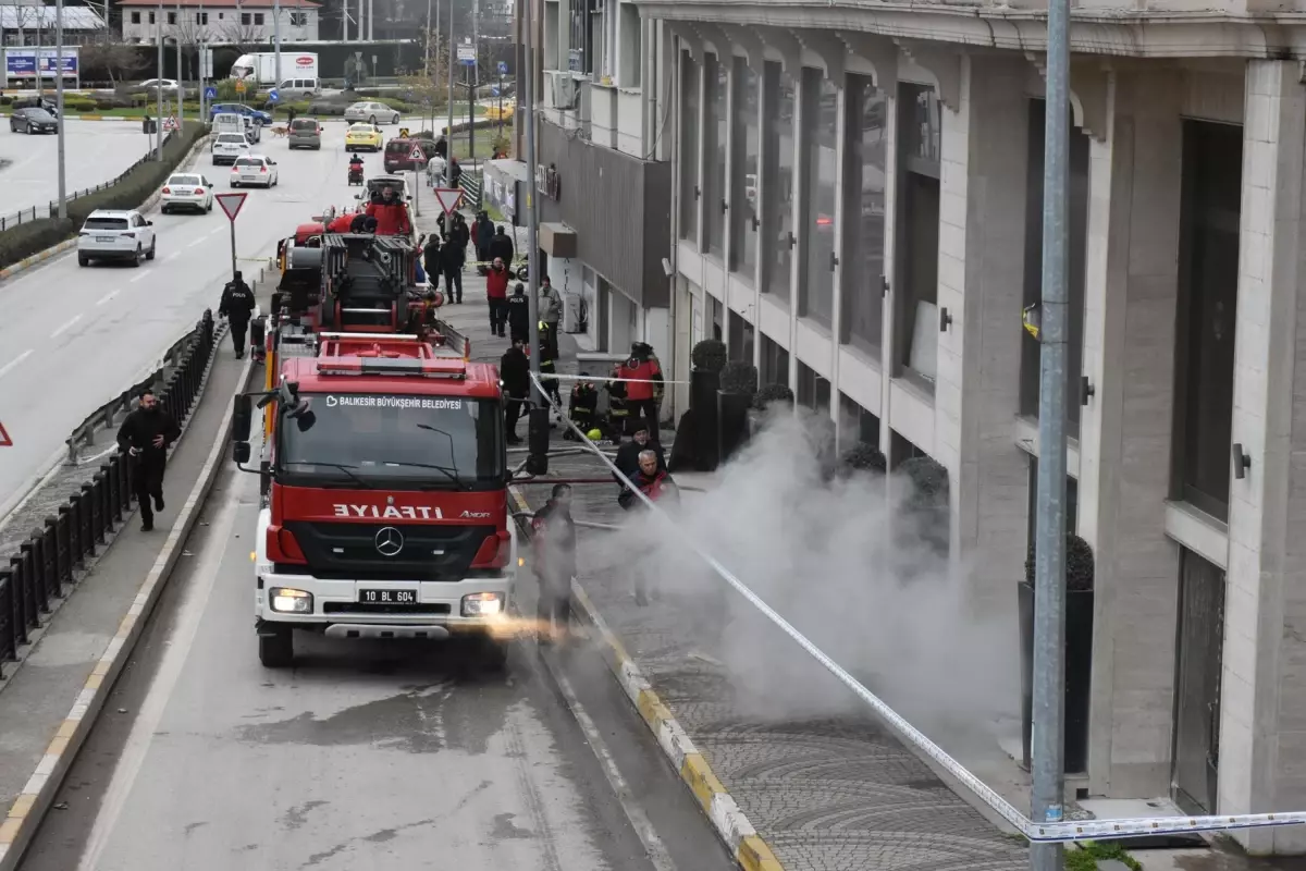 Otelde Patlama: İki İşçi Dumandan Etkilendi
