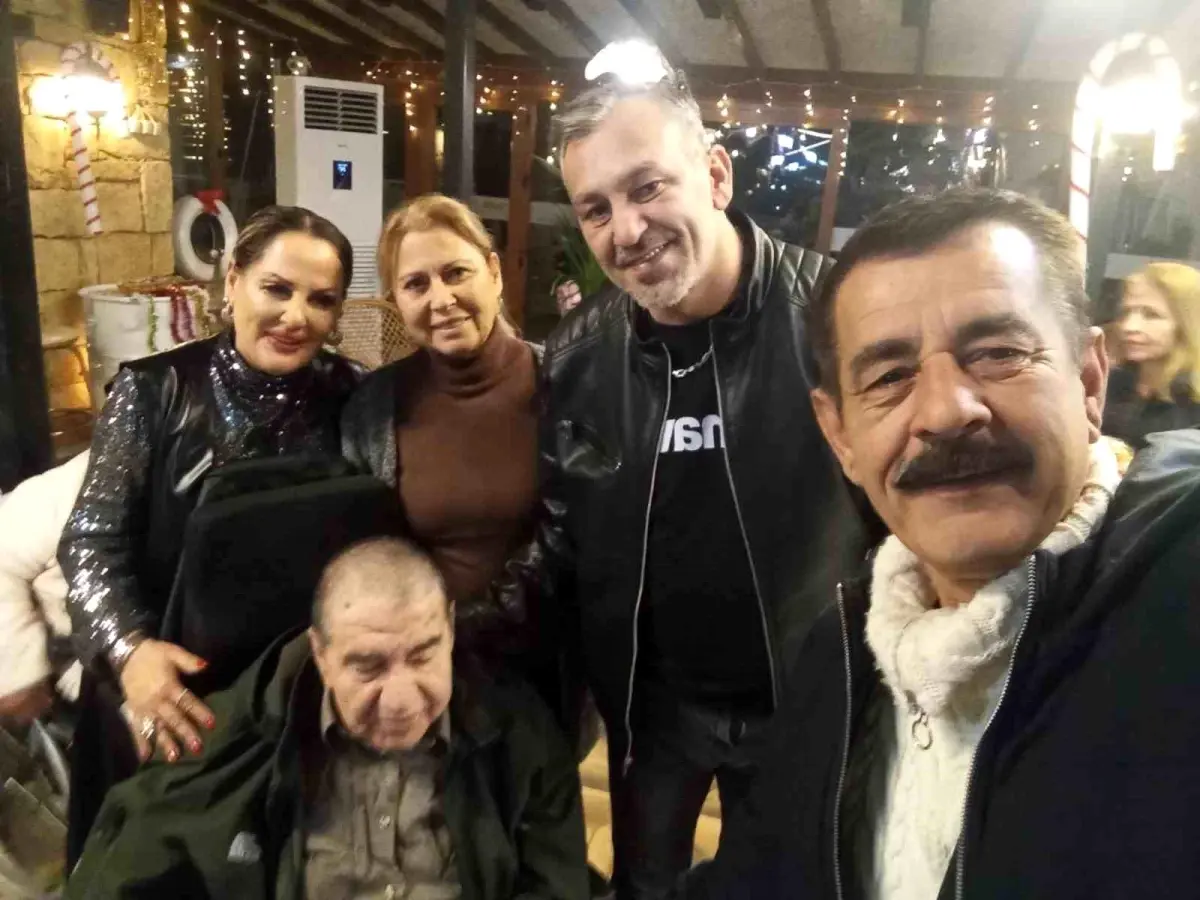 Ayvalıklı sanatçılar Kocabıyık ve Özalp\'ten yaşlılara erken yeni yıl kutlaması