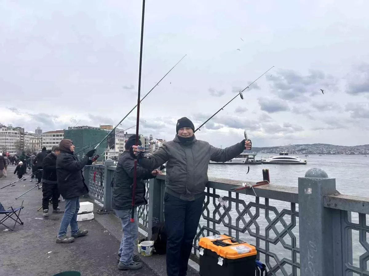 Galata Köprüsü\'nde Balıkçıların Yıl Sonu Keyfi